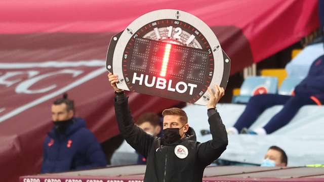 Wasit keempat di sepakbola